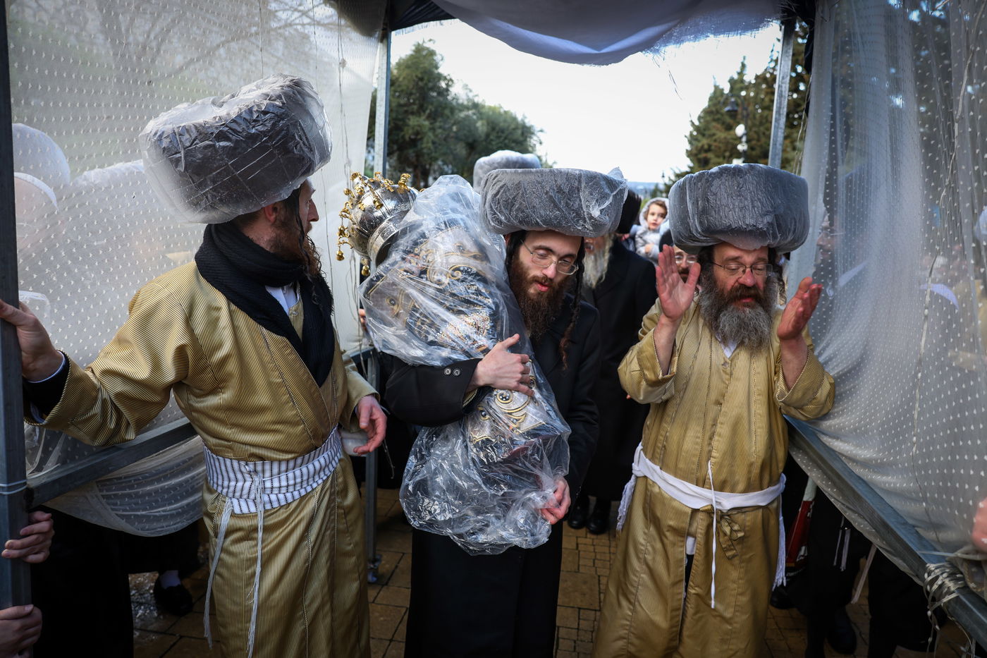 חסידי תולדות אהרון בהכנסת ספר תורה תחת גשם שוטף בציון הרשב"י במירון