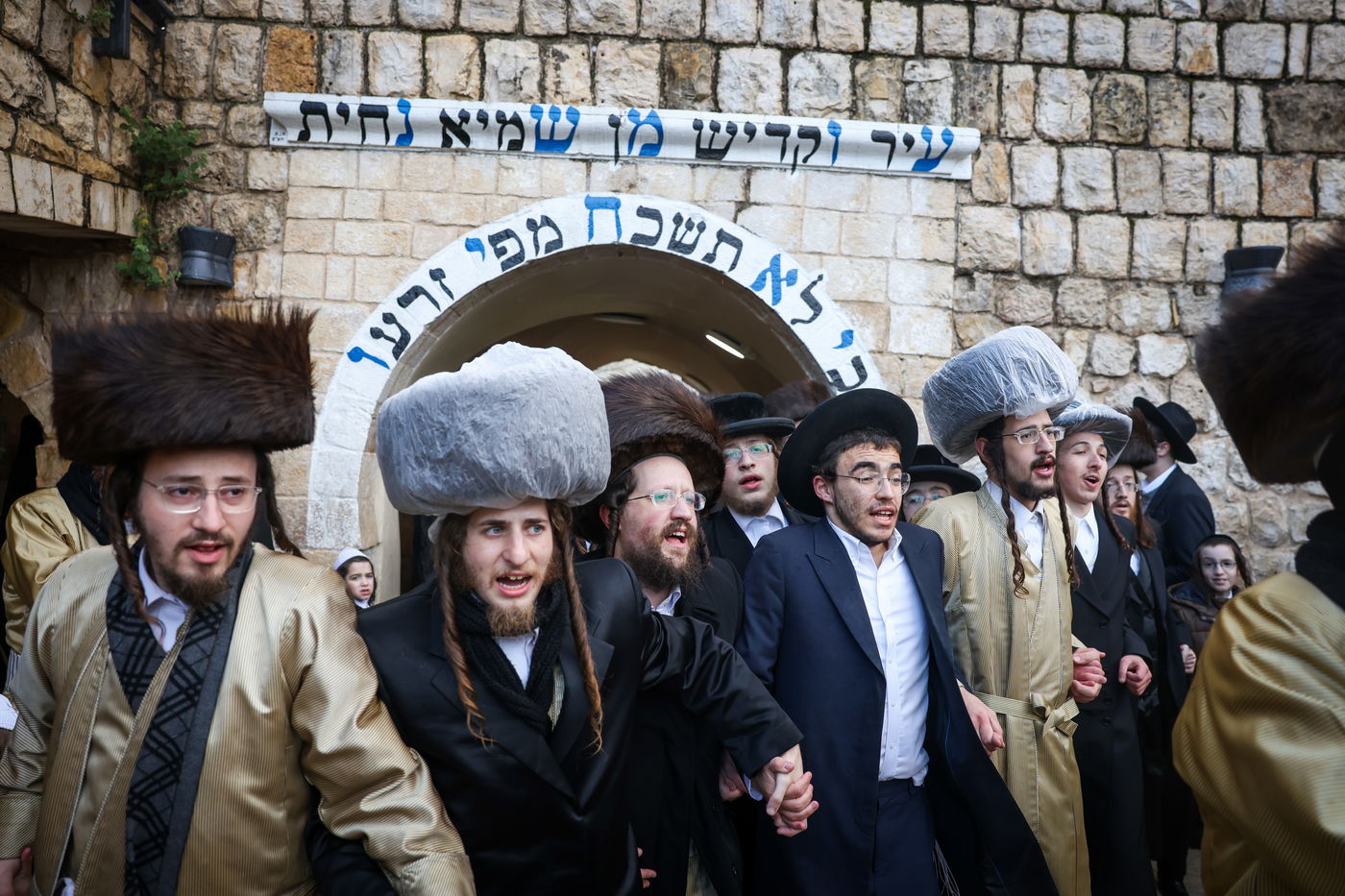 חסידי תולדות אהרון בהכנסת ספר תורה תחת גשם שוטף בציון הרשב"י במירון