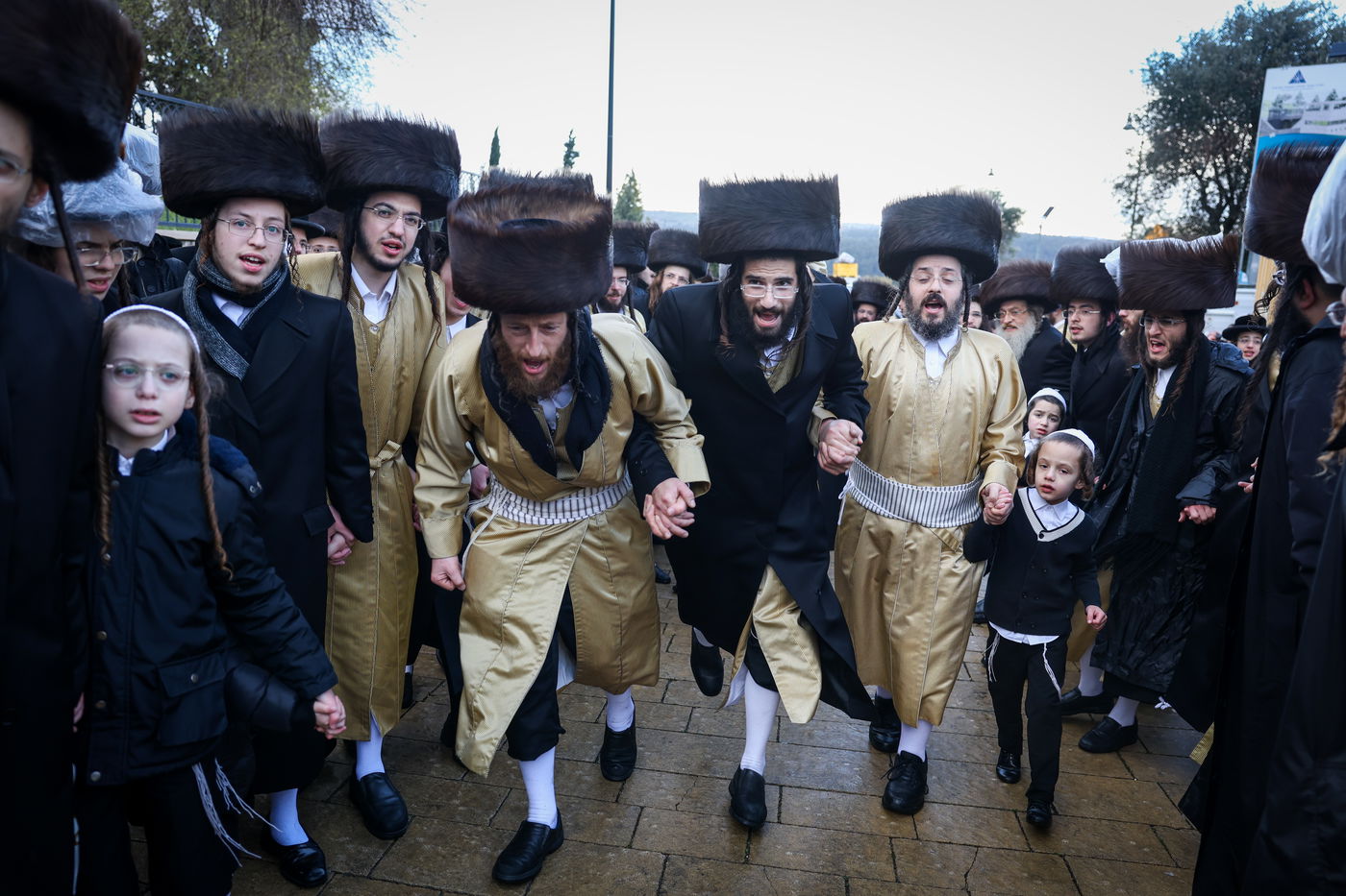 חסידי תולדות אהרון בהכנסת ספר תורה תחת גשם שוטף בציון הרשב"י במירון
