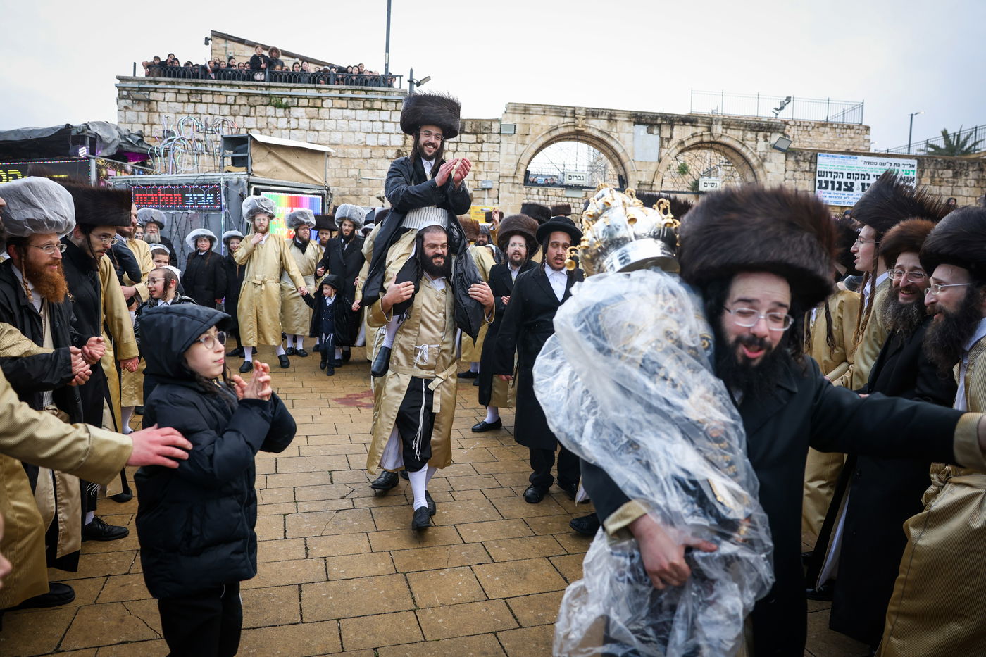 חסידי תולדות אהרון בהכנסת ספר תורה תחת גשם שוטף בציון הרשב"י במירון