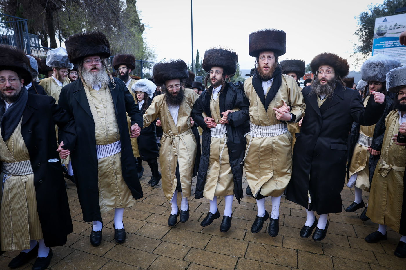 חסידי תולדות אהרון בהכנסת ספר תורה תחת גשם שוטף בציון הרשב"י במירון