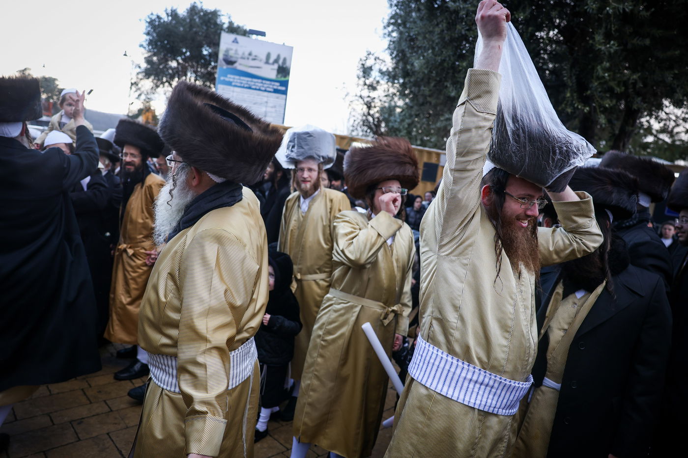 חסידי תולדות אהרון בהכנסת ספר תורה תחת גשם שוטף בציון הרשב"י במירון