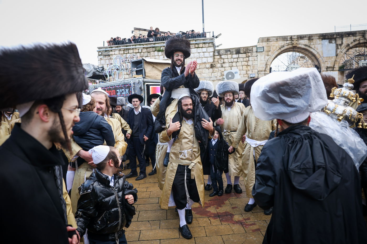 חסידי תולדות אהרון בהכנסת ספר תורה תחת גשם שוטף בציון הרשב"י במירון