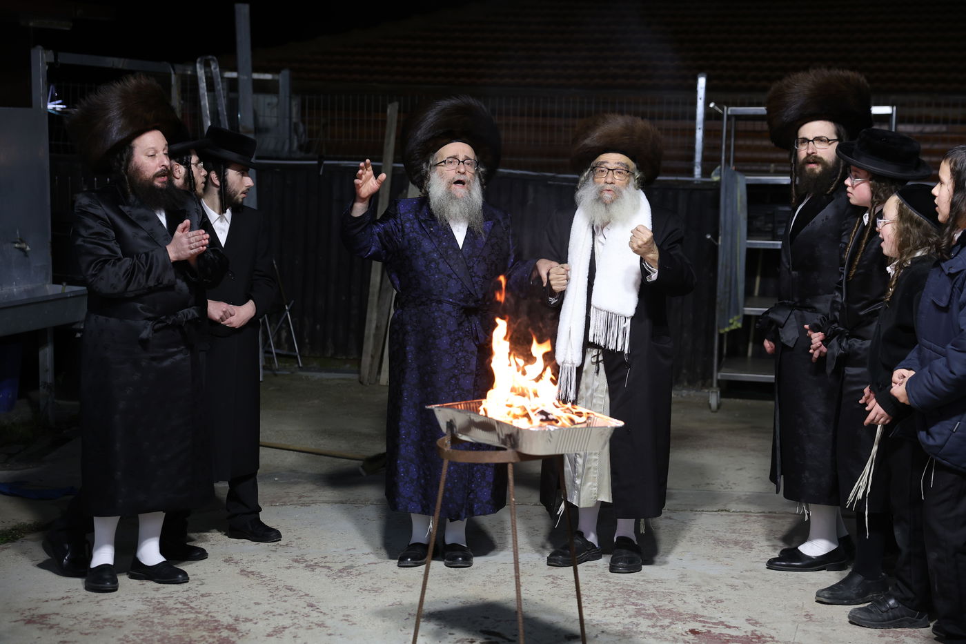 גאב"ד קאלסבורג הגה"צ רבי משה ראטה בהדלקה במירון