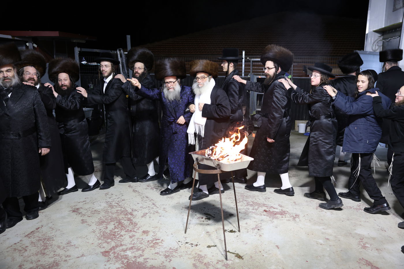 גאב"ד קאלסבורג הגה"צ רבי משה ראטה בהדלקה במירון