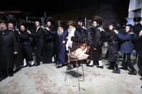 גאב"ד קאלסבורג הגה"צ רבי משה ראטה בהדלקה במירון