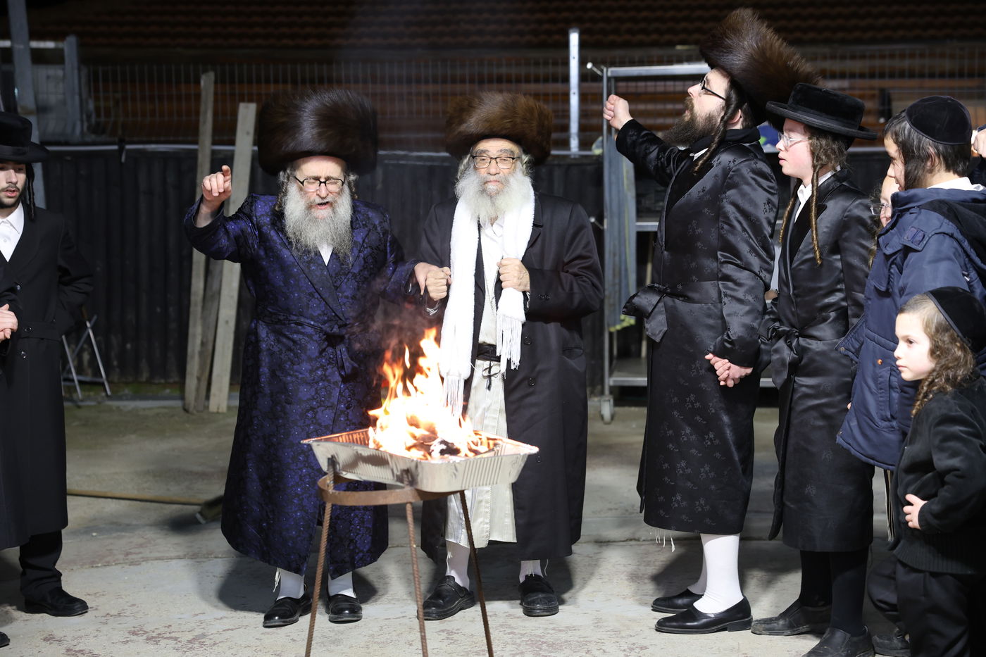 גאב"ד קאלסבורג הגה"צ רבי משה ראטה בהדלקה במירון