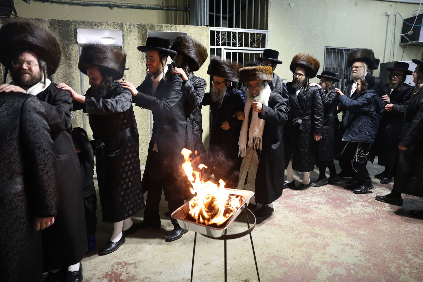 גאב"ד קאלסבורג הגה"צ רבי משה ראטה בהדלקה במירון