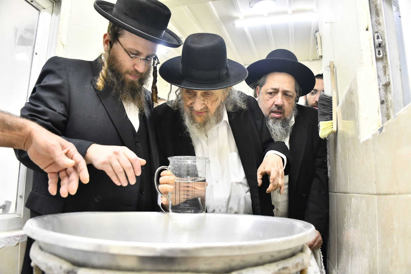 הגה"צ רבי אלטר דוד חיים שטרן באפיית מצות