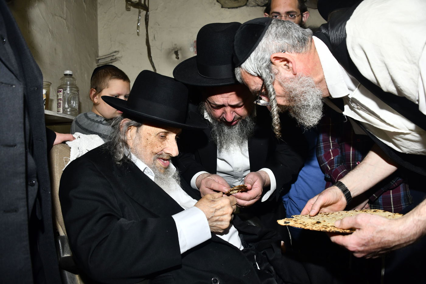 הגה"צ רבי אלטר דוד חיים שטרן באפיית מצות