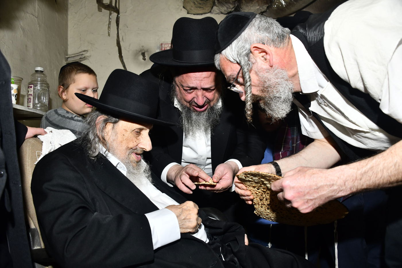 הגה"צ רבי אלטר דוד חיים שטרן באפיית מצות