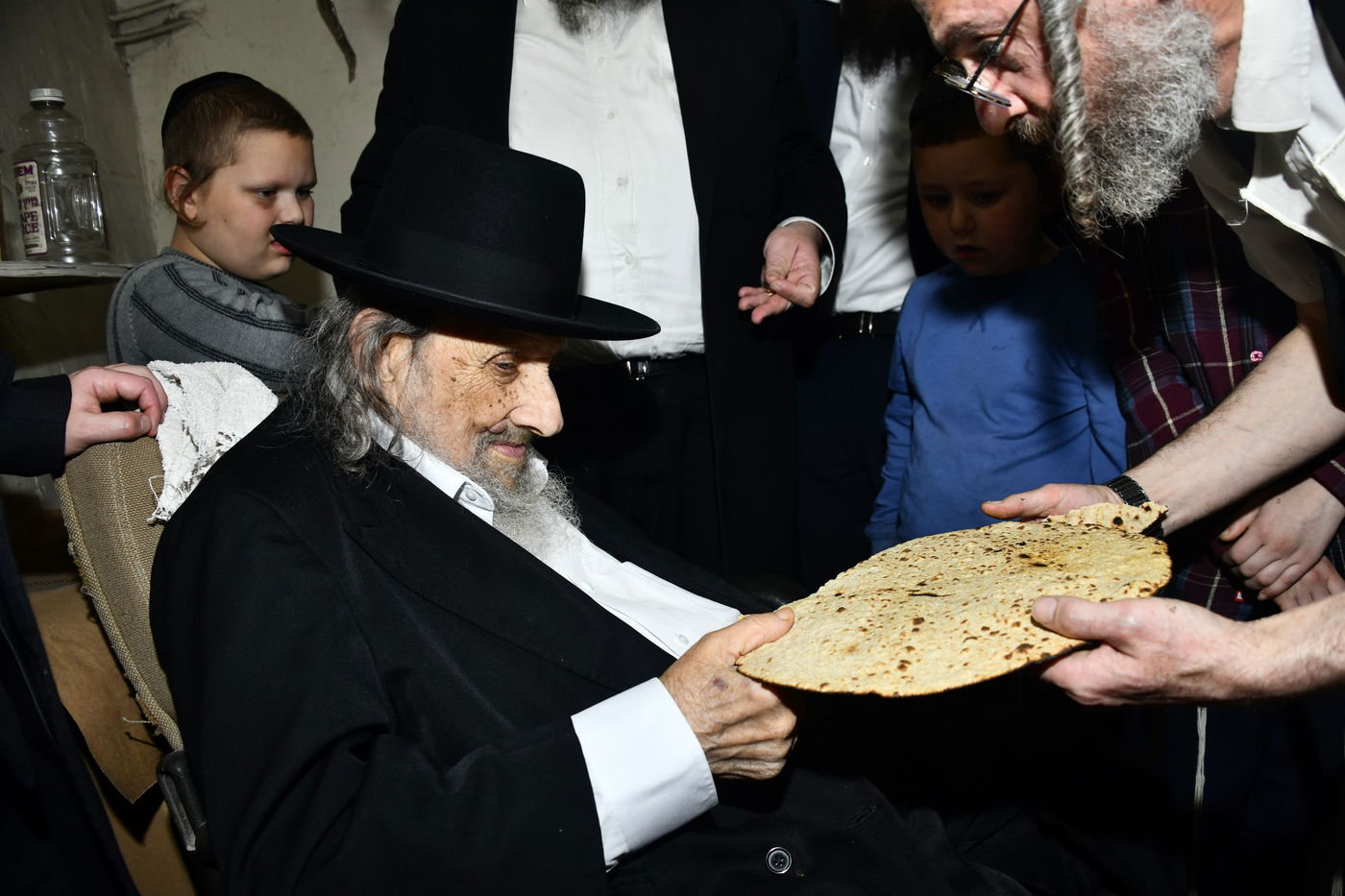 הגה"צ רבי אלטר דוד חיים שטרן באפיית מצות