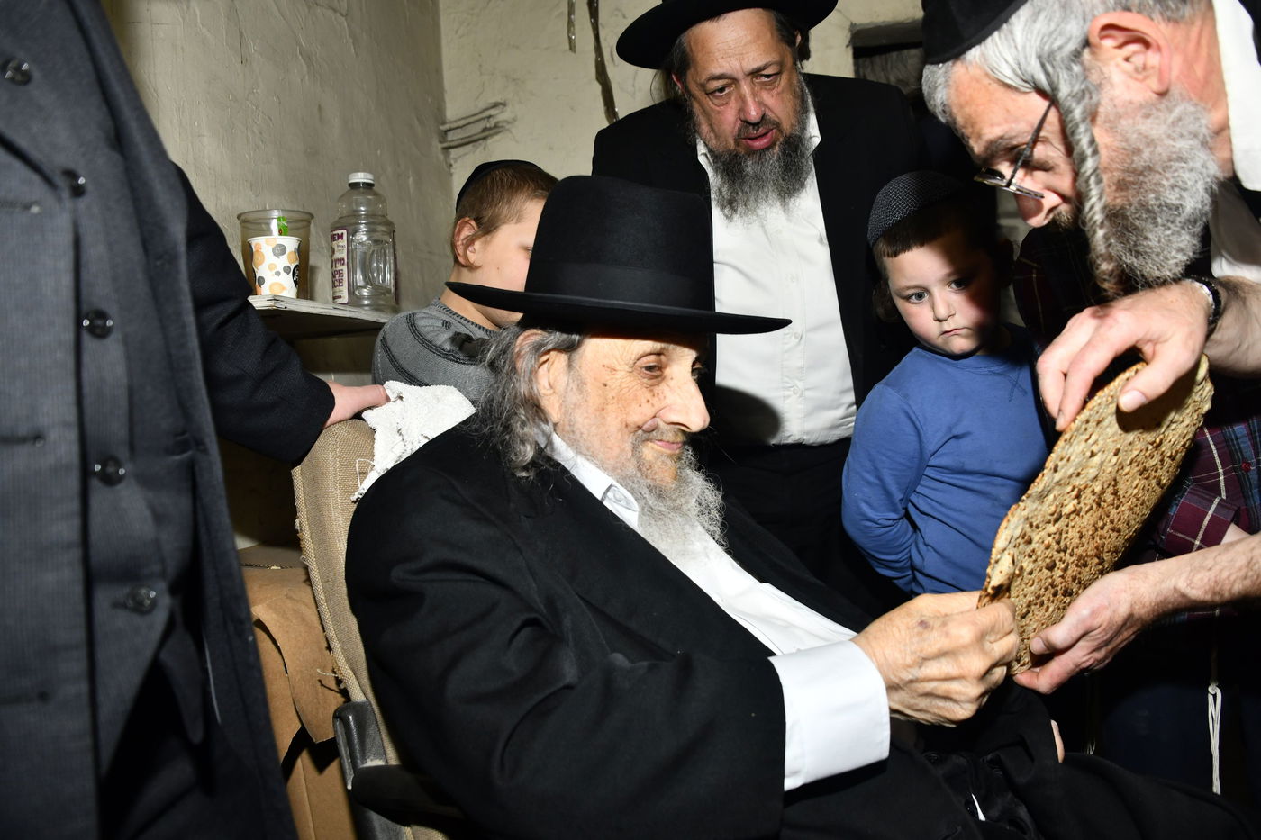 הגה"צ רבי אלטר דוד חיים שטרן באפיית מצות