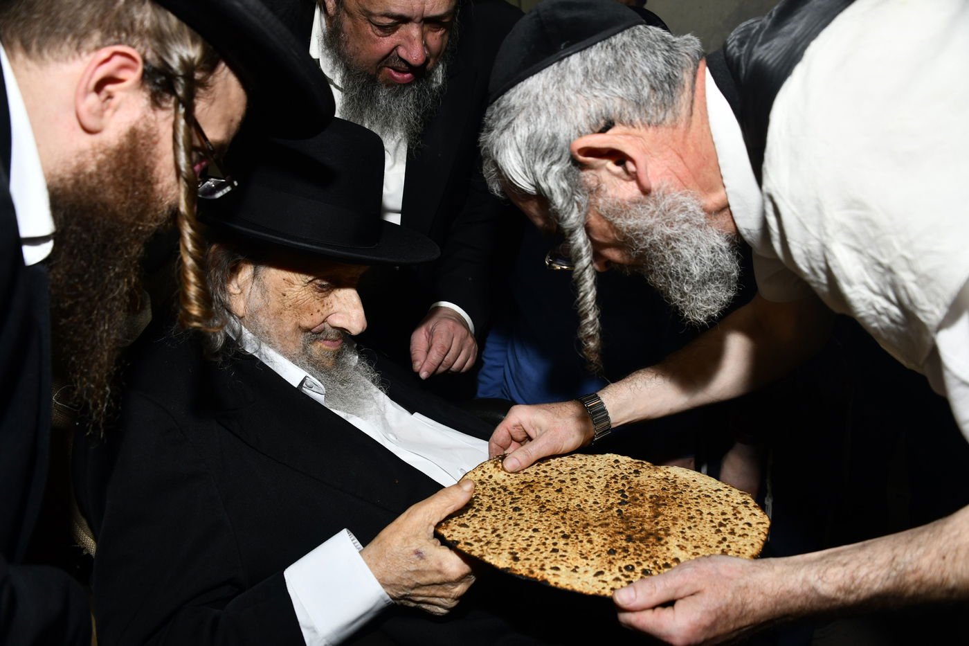 הגה"צ רבי אלטר דוד חיים שטרן באפיית מצות