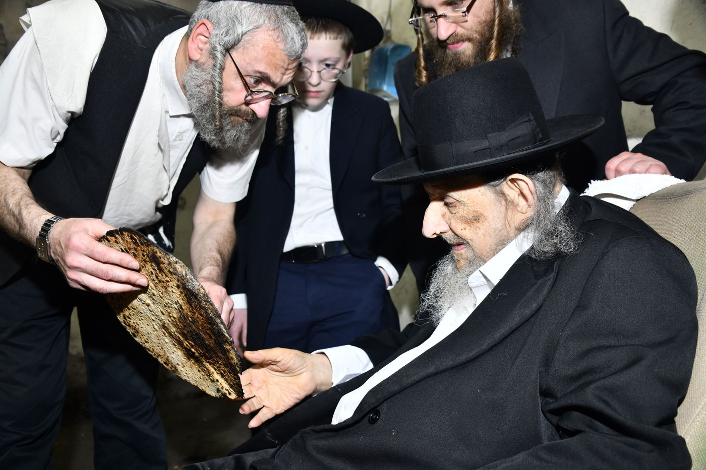 הגה"צ רבי אלטר דוד חיים שטרן באפיית מצות