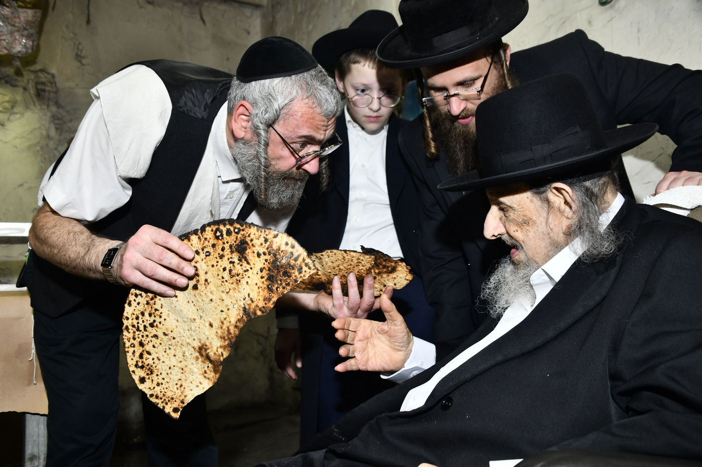 הגה"צ רבי אלטר דוד חיים שטרן באפיית מצות