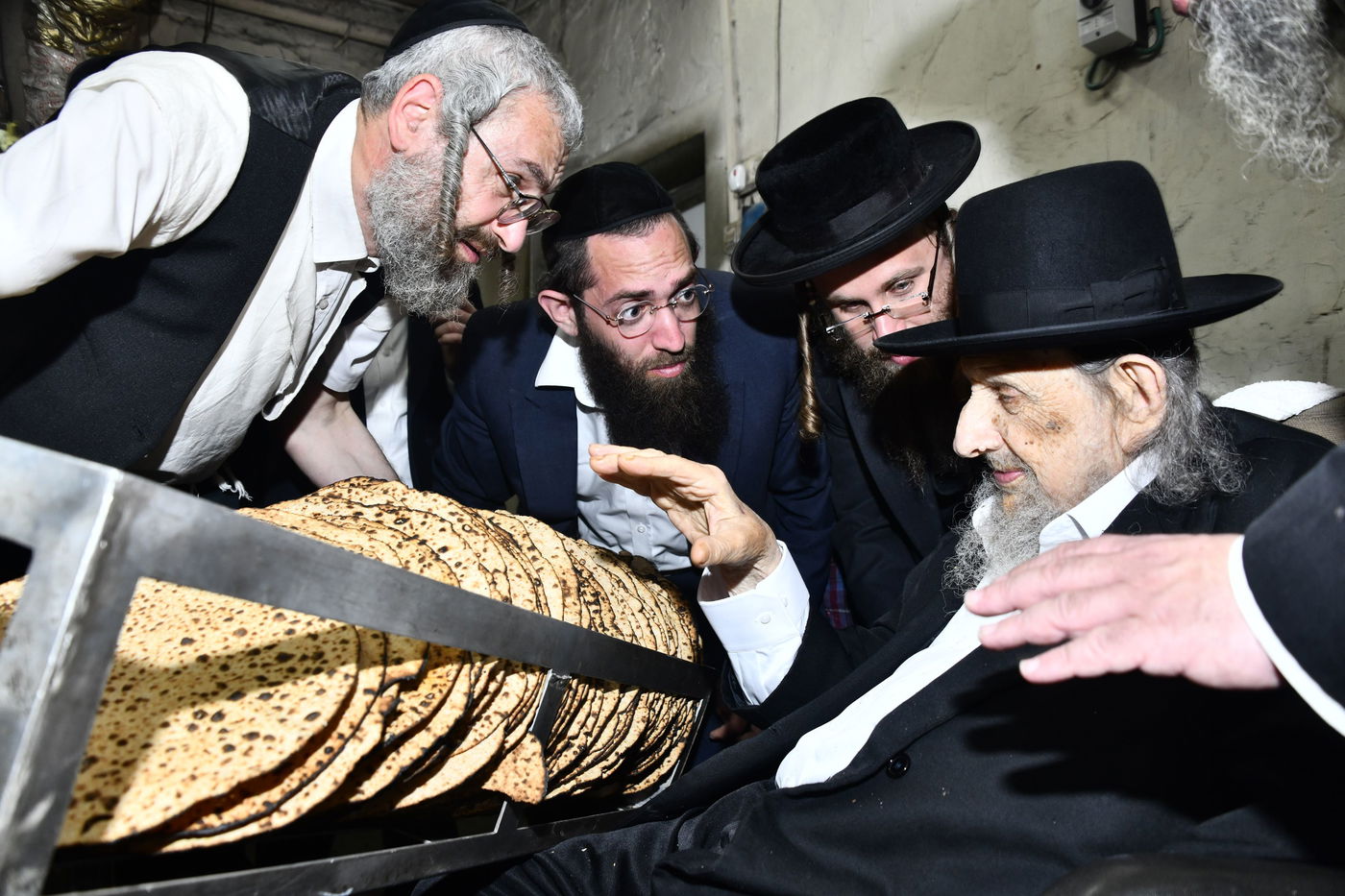 הגה"צ רבי אלטר דוד חיים שטרן באפיית מצות