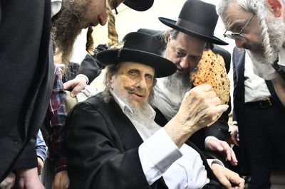 הגה"צ רבי אלטר דוד חיים שטרן באפיית מצות