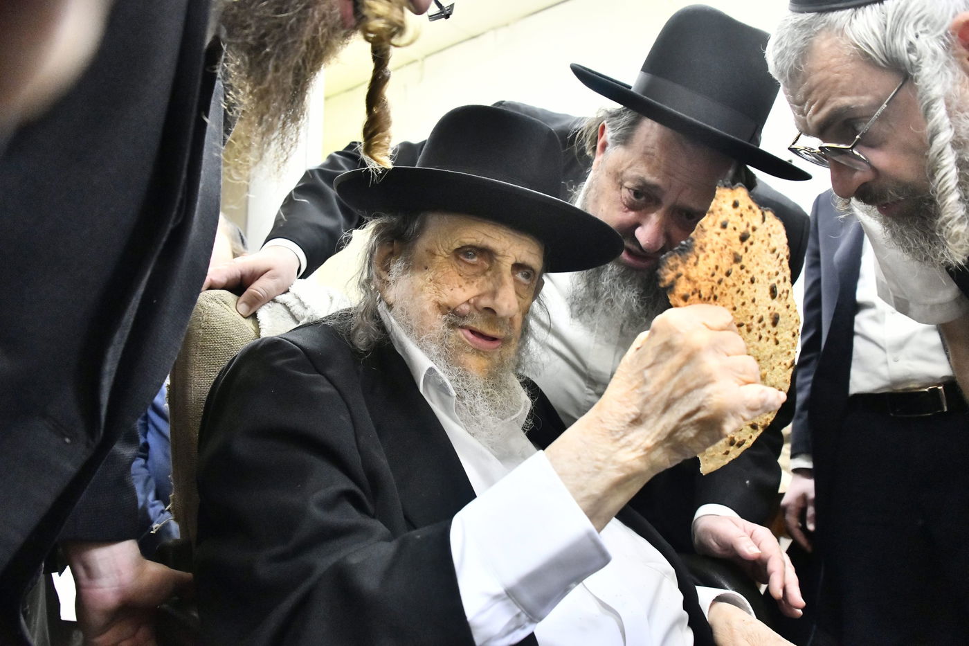 הגה"צ רבי אלטר דוד חיים שטרן באפיית מצות