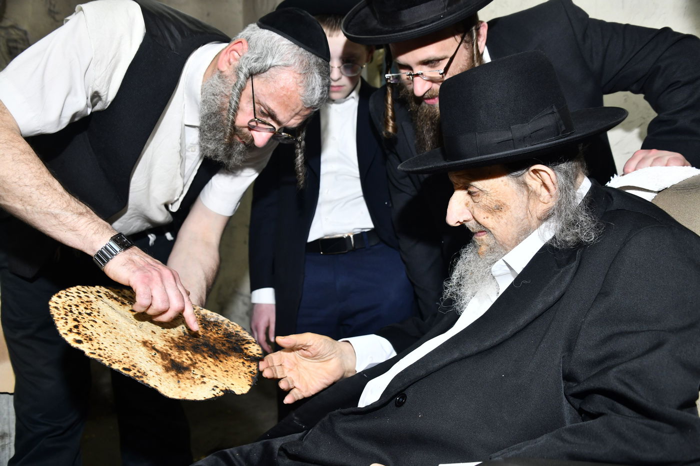 הגה"צ רבי אלטר דוד חיים שטרן באפיית מצות