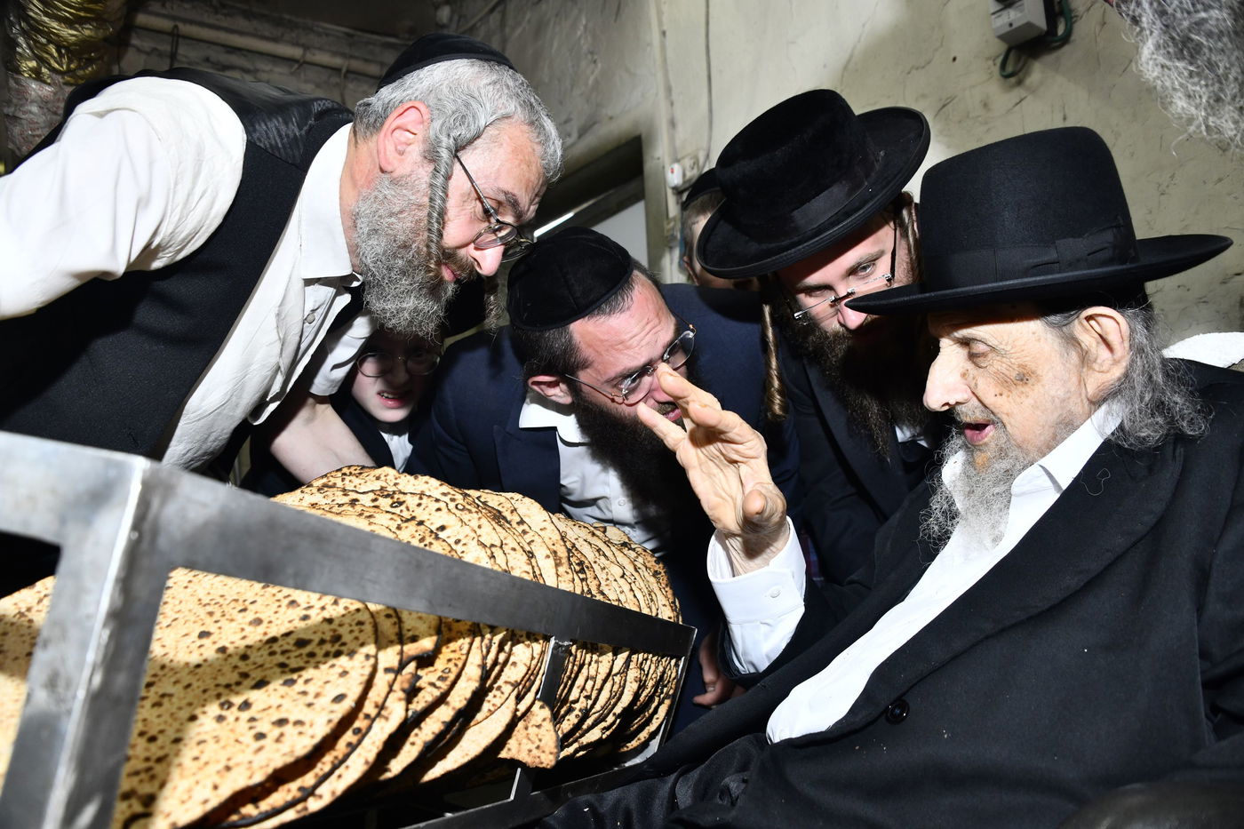 הגה"צ רבי אלטר דוד חיים שטרן באפיית מצות