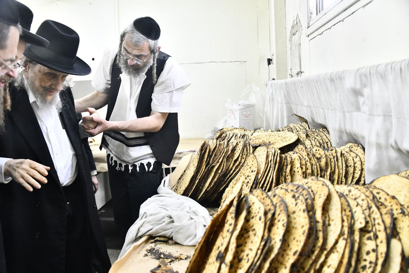 הגה"צ רבי אלטר דוד חיים שטרן באפיית מצות