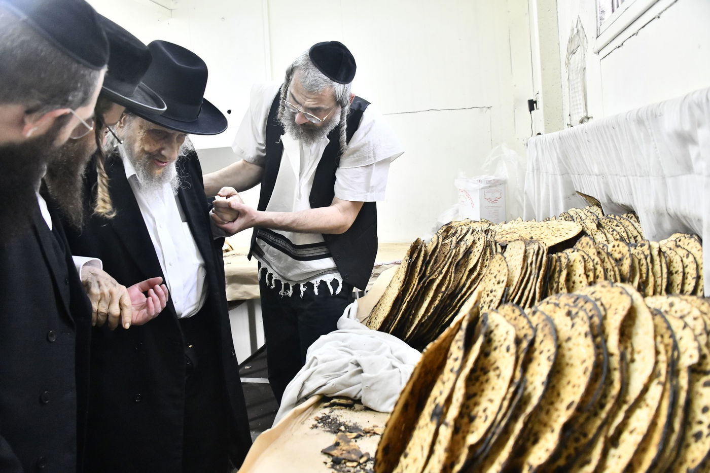 הגה"צ רבי אלטר דוד חיים שטרן באפיית מצות