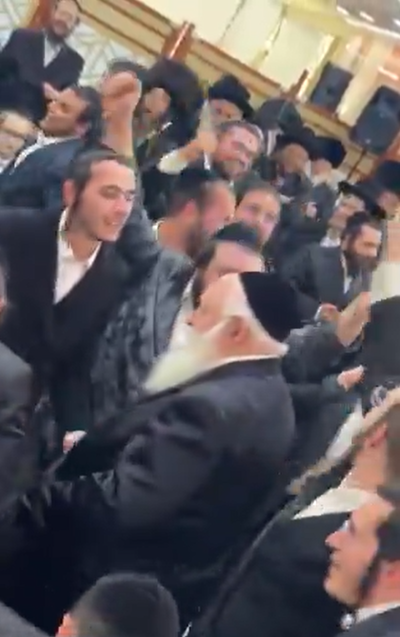 גולדקנופף בריקוד לצלילי השיר