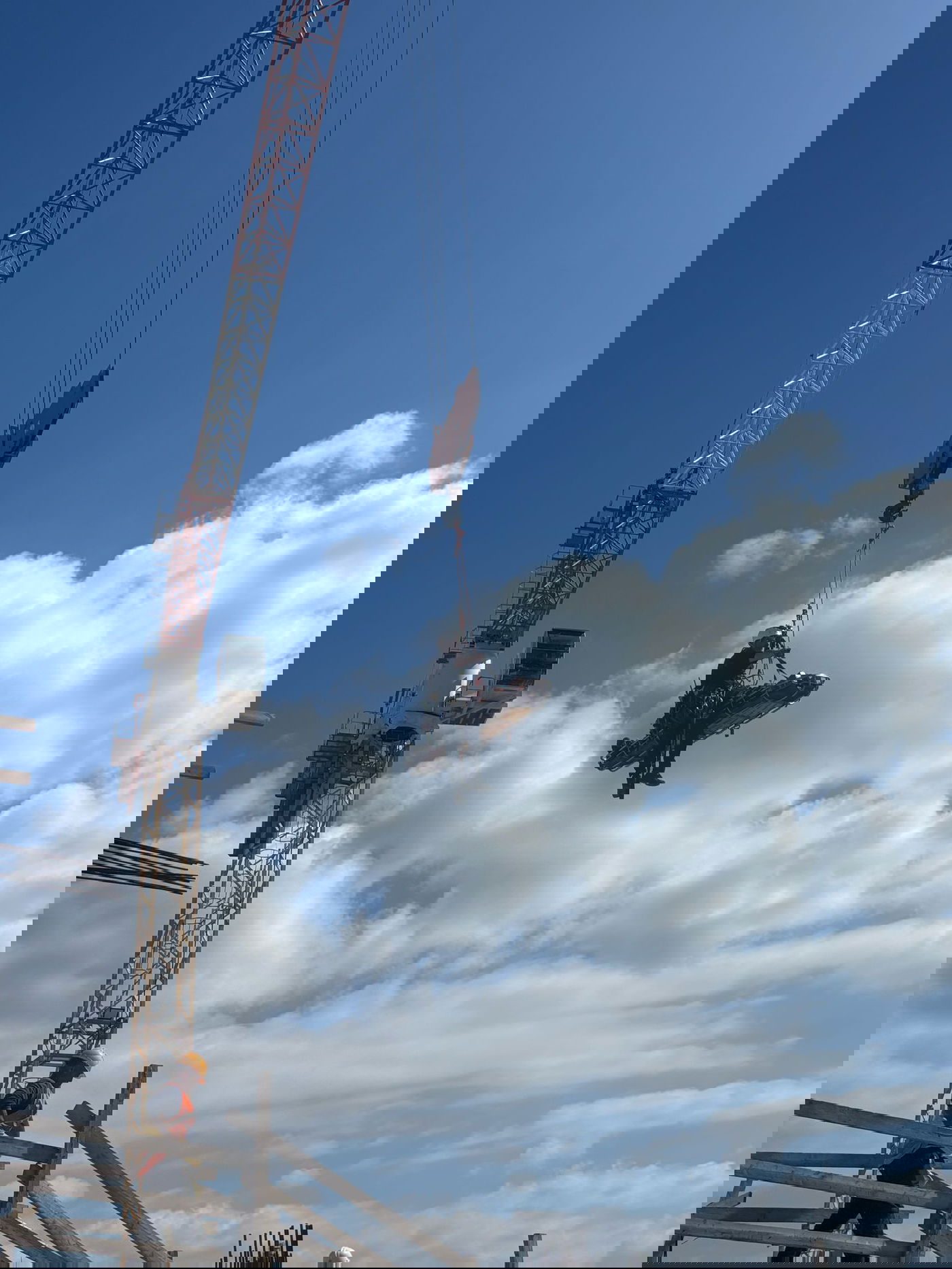 לוחמי האש מחלצים פועל מבור במכון השפכים שבחיפה