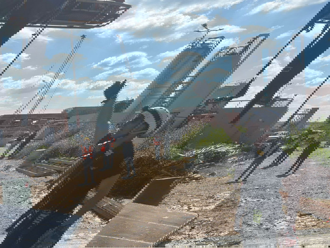 לוחמי האש מחלצים פועל מבור במכון השפכים שבחיפה