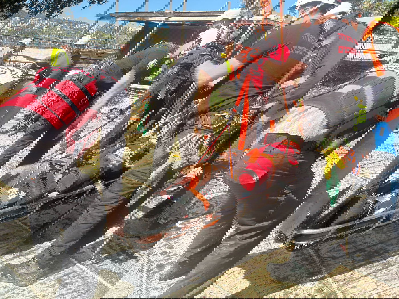 לוחמי האש מחלצים פועל מבור במכון השפכים שבחיפה