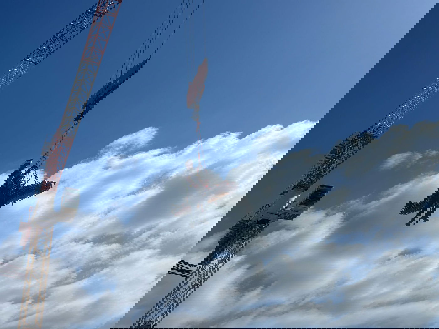 לוחמי האש מחלצים פועל מבור במכון השפכים שבחיפה