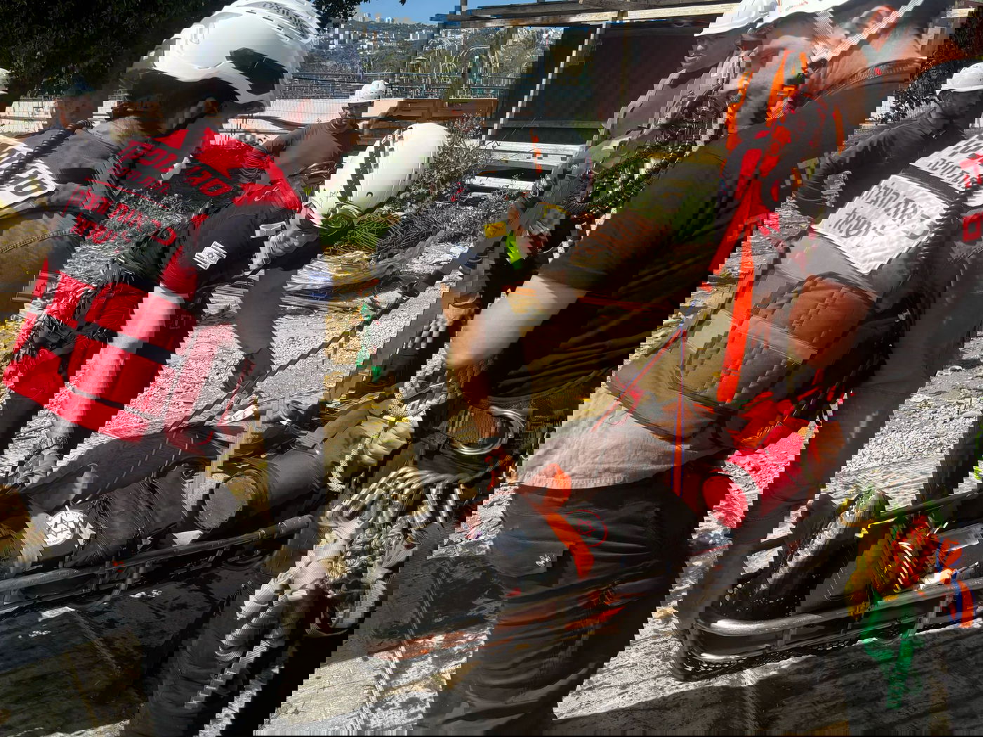 לוחמי האש מחלצים פועל מבור במכון השפכים שבחיפה