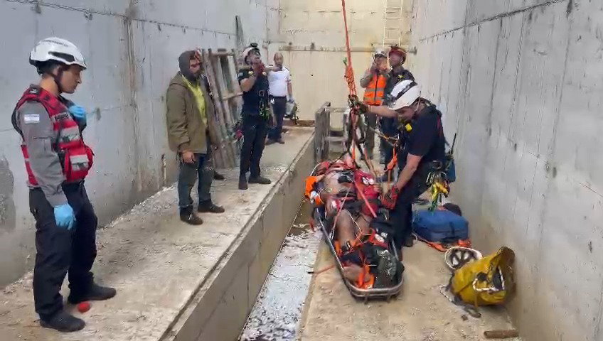 לוחמי האש מחלצים פועל מבור במכון השפכים שבחיפה 