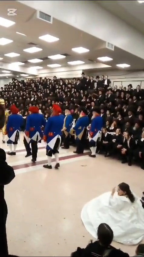 זקני חצה"ק באבוב 45 בריקוד קוזקים לפני האדמו"ר