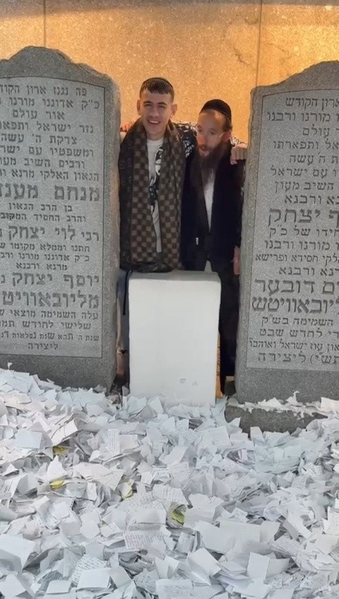 הזמר ששון שאולוב באוהל הרבי מחב"ד