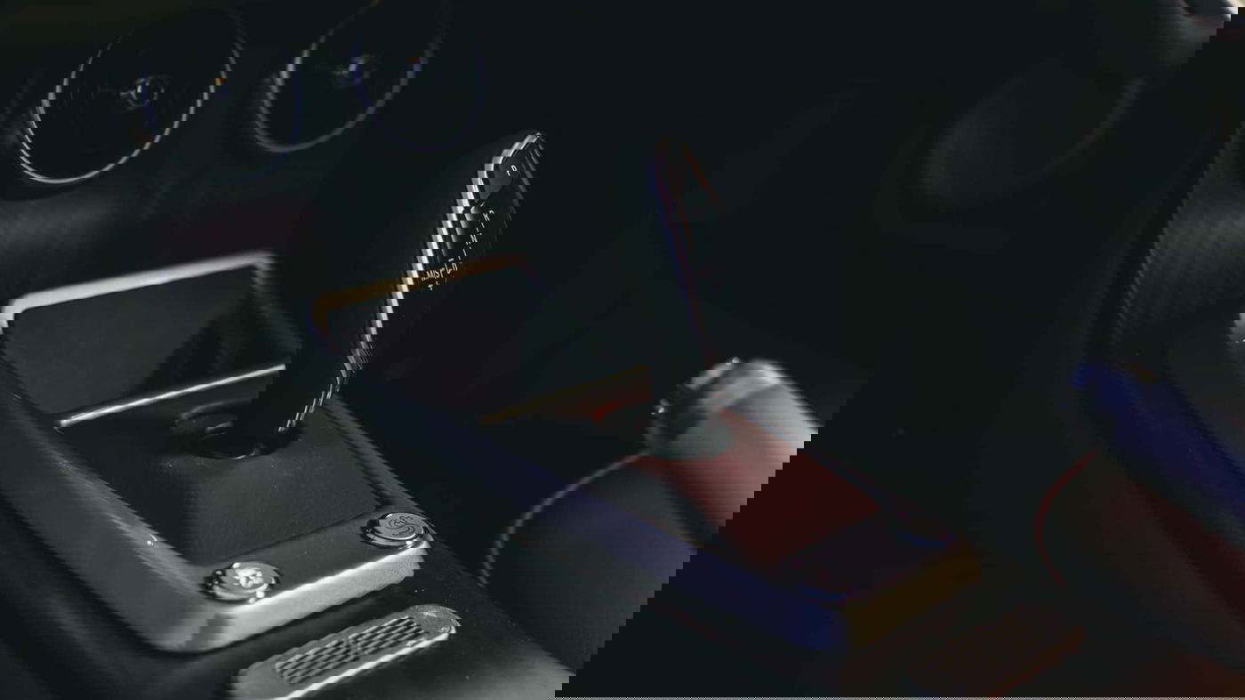 משלבת טכנולוגיה. עמדת טעינה אלחוטית למכשיר הסלולר