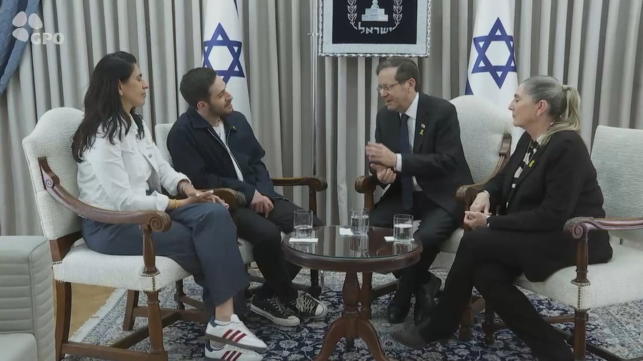 הנשיא עם משפחת שם טוב 