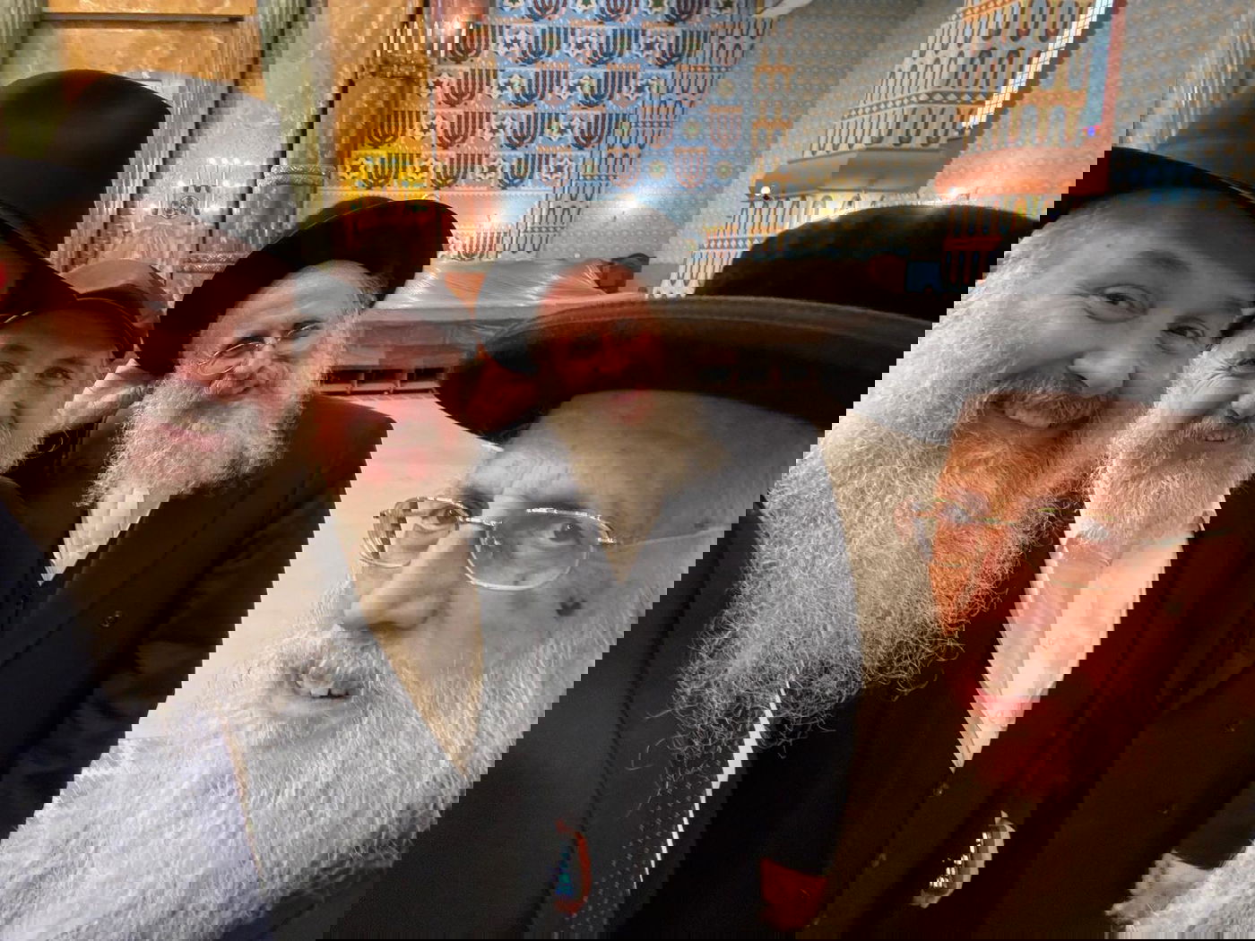 חברי הקהילה הוותיקים יחד עם הנשיא של אוירכמן, השוחט אריה קסטנבוים, הגבאי וראש וועד כשרות הרב זאב פאשקס שמש בית הכנסת משה צבי ונשיא הקהילה קסלר גאבור.