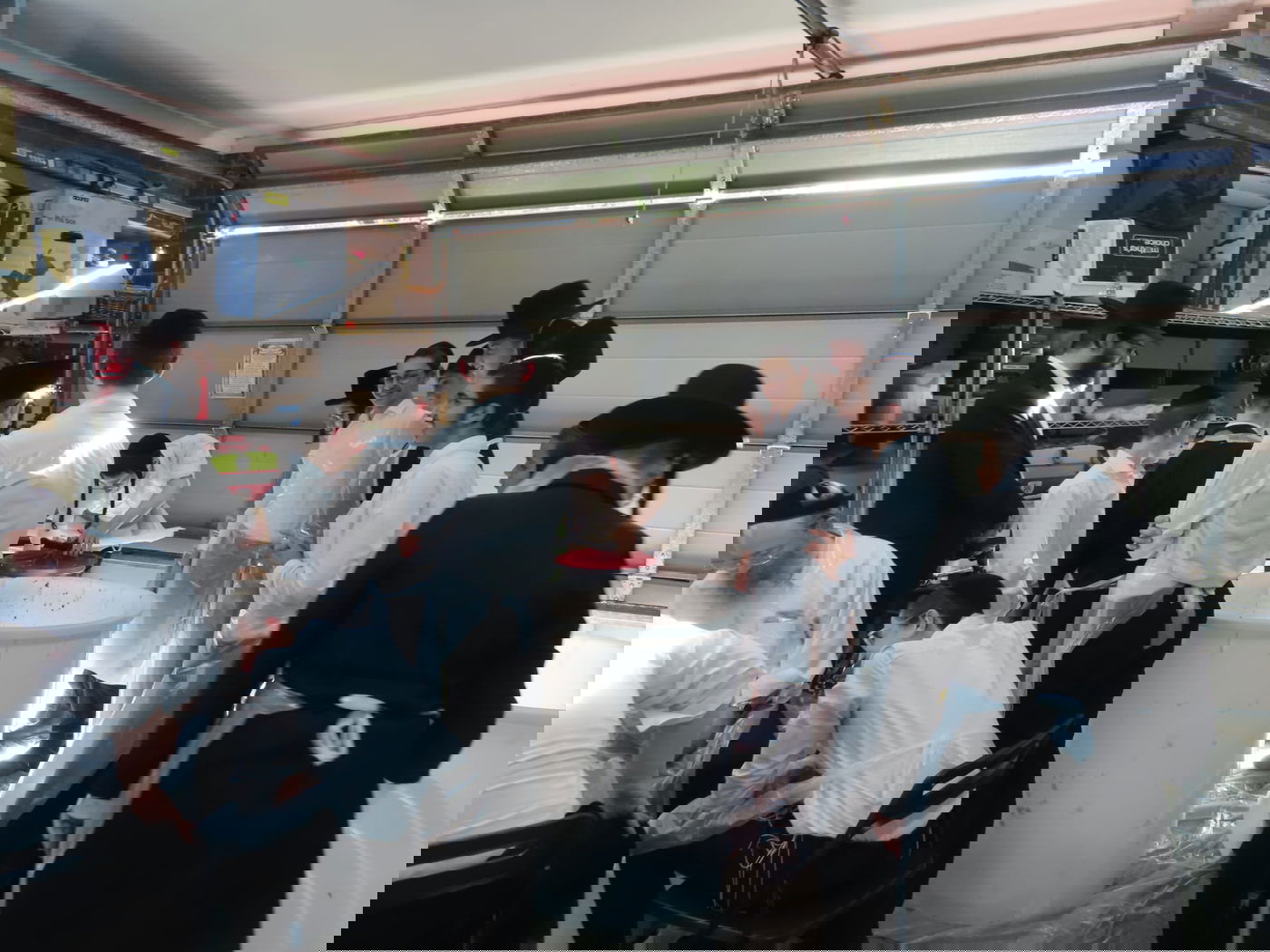 בחורי אוסטרליה בהכנת יין ביתי לקראת פסח