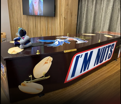 ארון הקבורה של פול ברום, בדימוי סניקרס