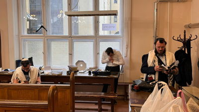 הרב אוירכמן בתפילה בשטיבל 