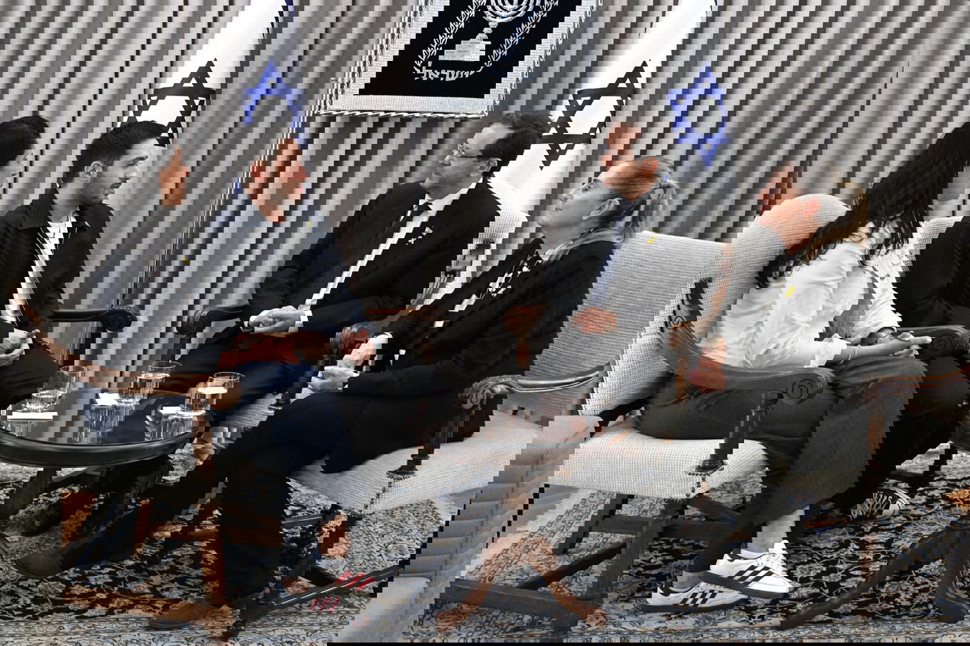 הנשיא עם משפחת שם טוב 