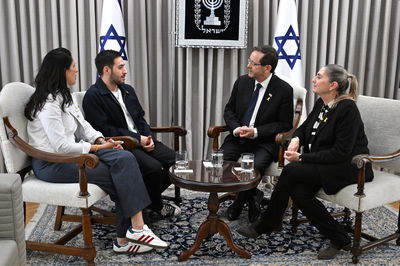 הנשיא עם משפחת שם טוב 