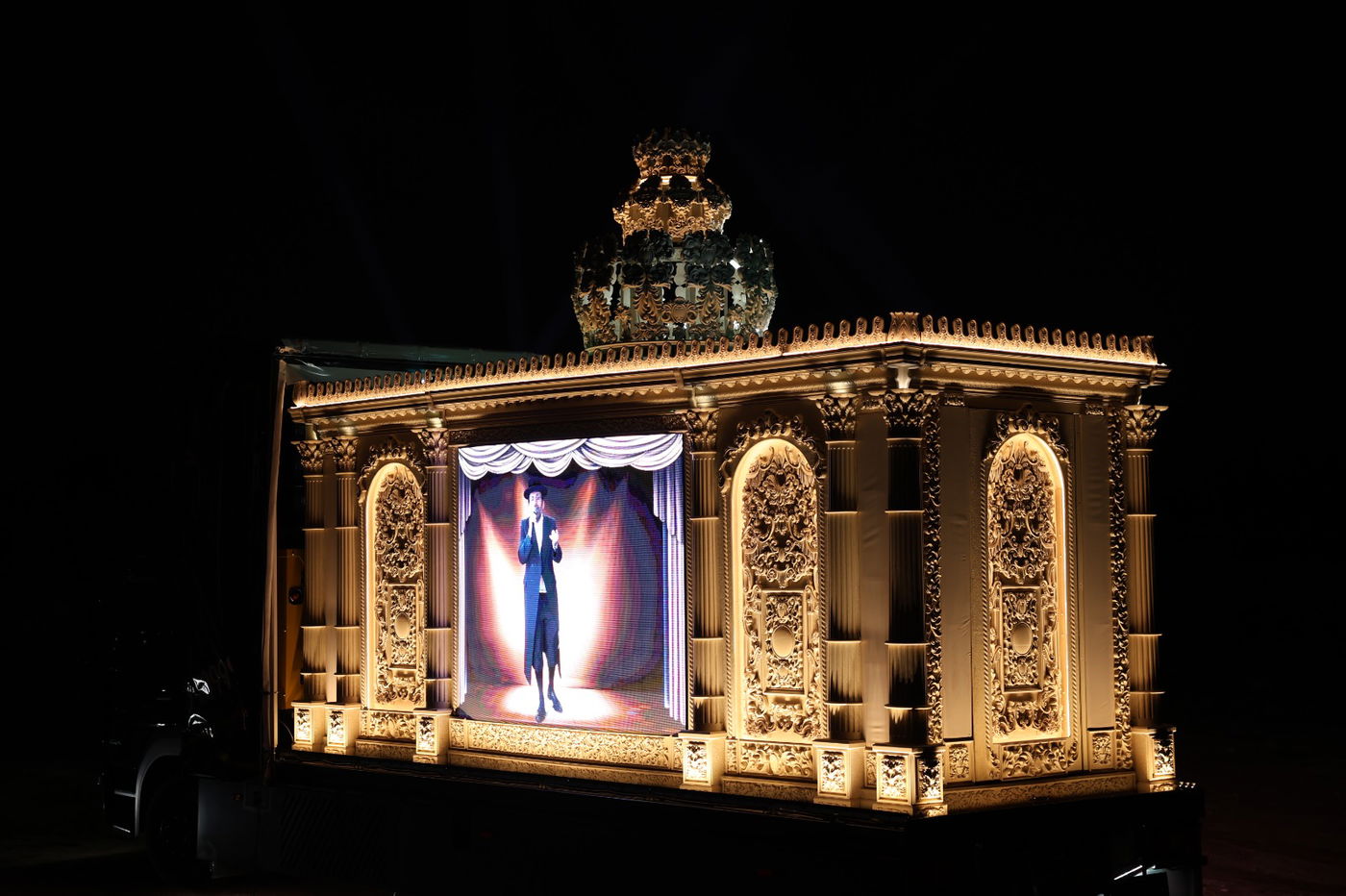 אירוע של פעם בחיים! המרכבה מביאה לכם במה ניידת עם תאורה, מסכי LED, הגברה מקצועית ועוד – הכל תוך דקות ספורות!