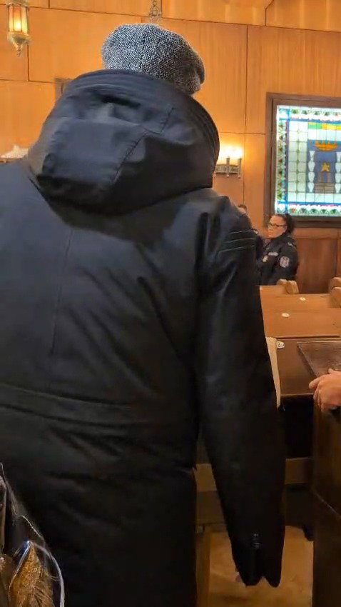 השוטרים בבית הכנסת מקיפים את הרב רבינוביץ בתפילת ערבית