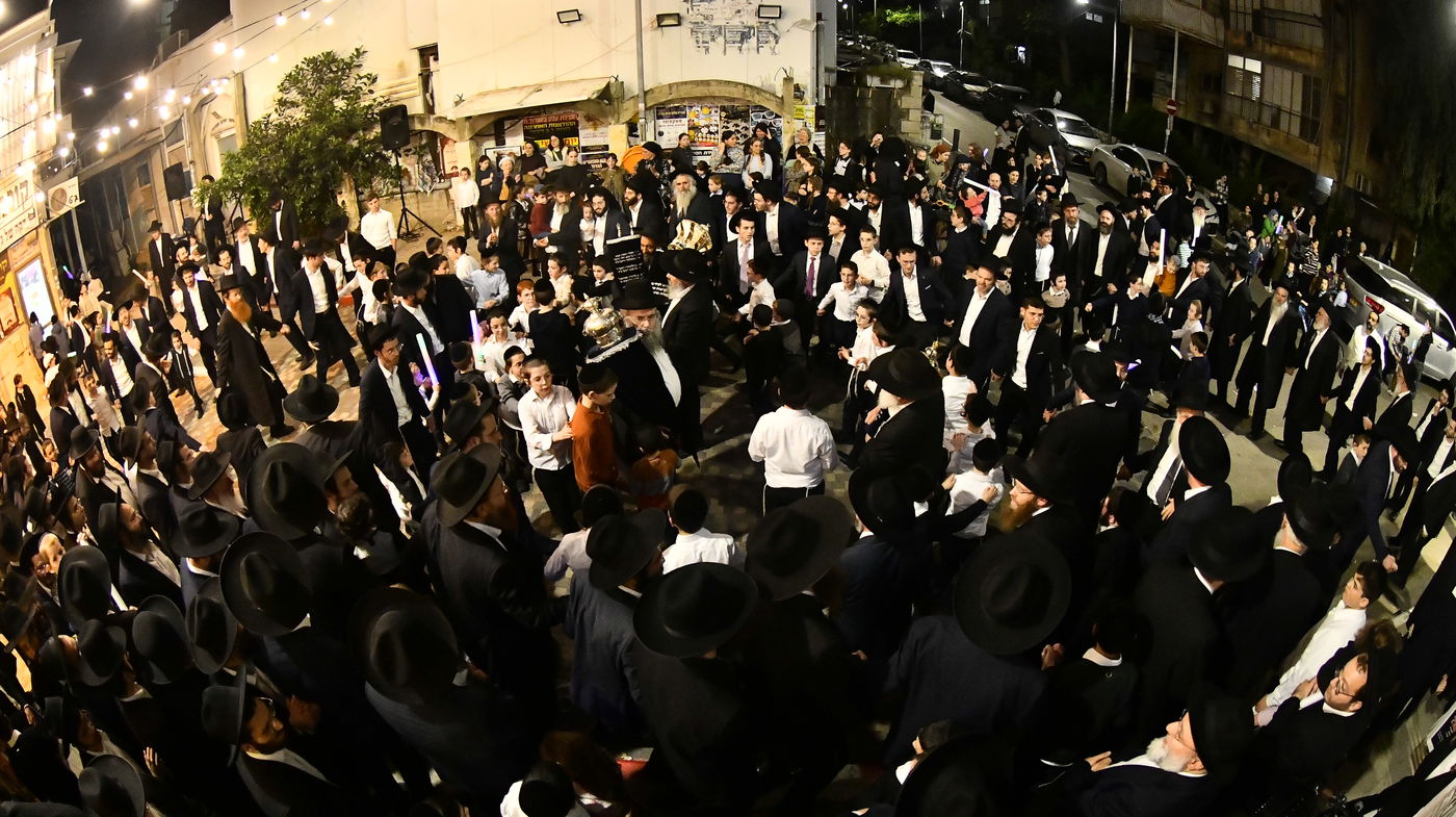 הכנסת ס"ת לביתו של הגר"ח קנייבסקי זצ"ל