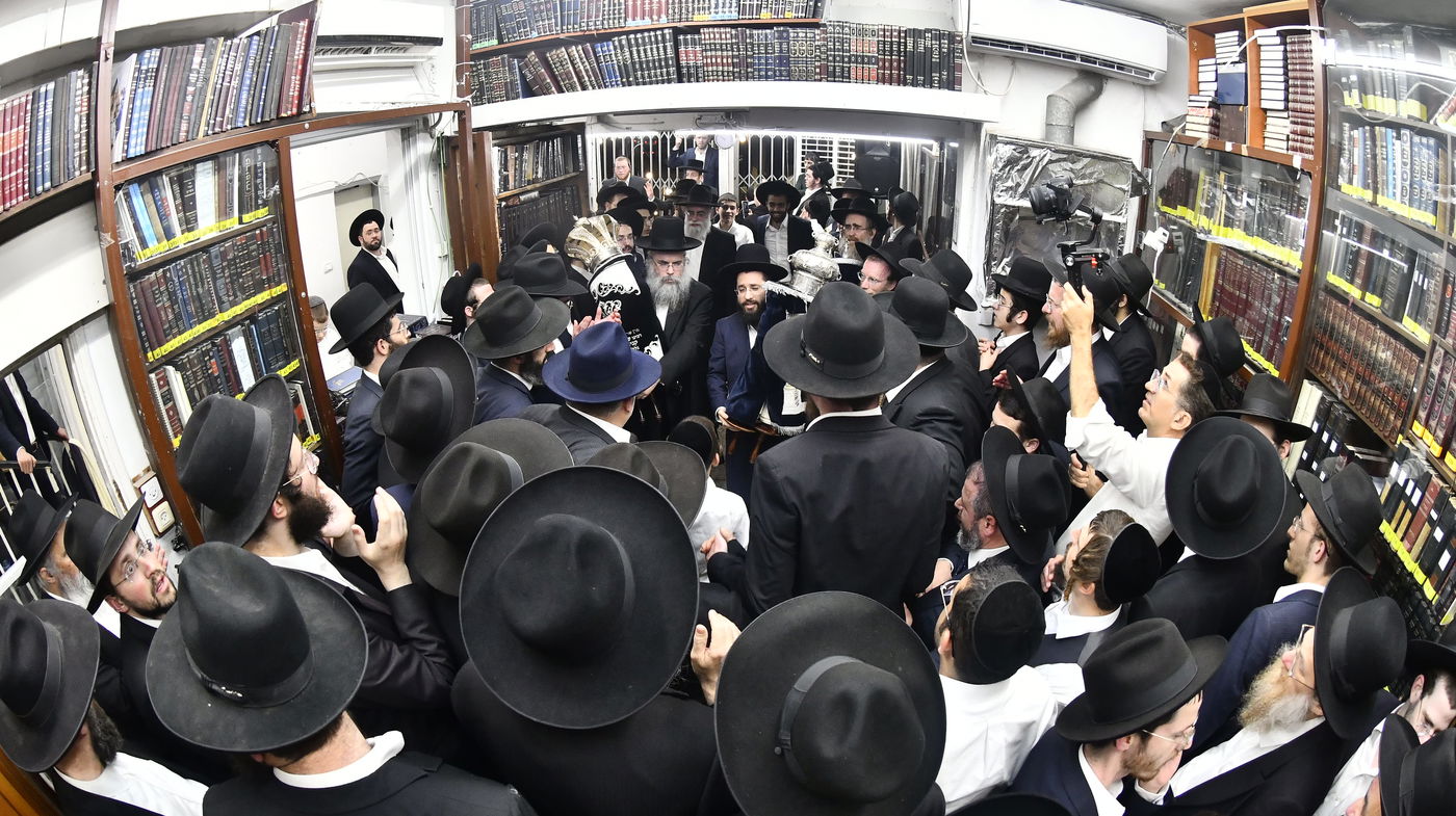 הכנסת ס"ת לביתו של הגר"ח קנייבסקי זצ"ל