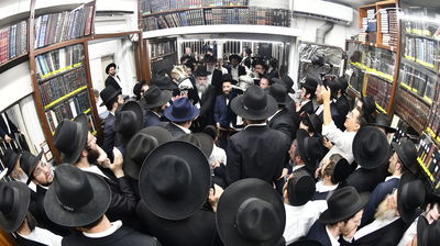 הכנסת ס"ת לביתו של הגר"ח קנייבסקי זצ"ל