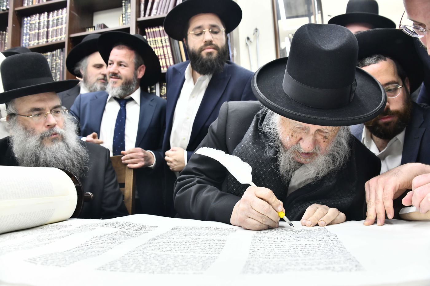 הכנסת ס"ת לביתו של הגר"ח קנייבסקי זצ"ל